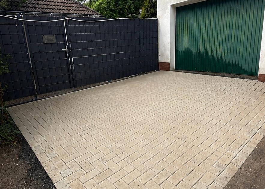 Nachher: sauber gepflasterte Fläche